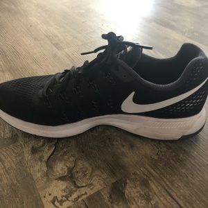 Women’s size 11 black air zoom